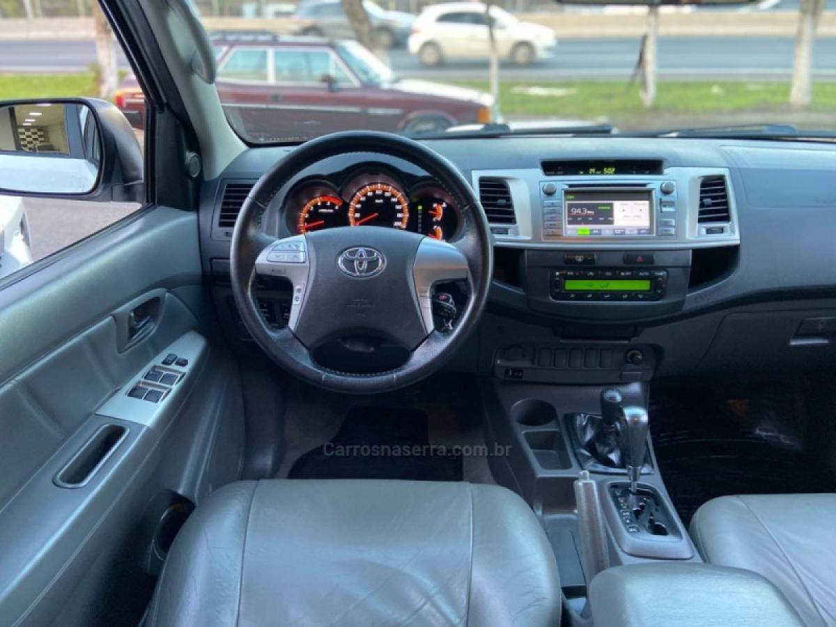 TOYOTA - HILUX - 2012/2013 - Branca - R$ 137.900,00