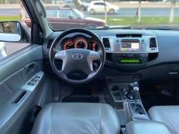 TOYOTA - HILUX - 2012/2013 - Branca - R$ 137.900,00