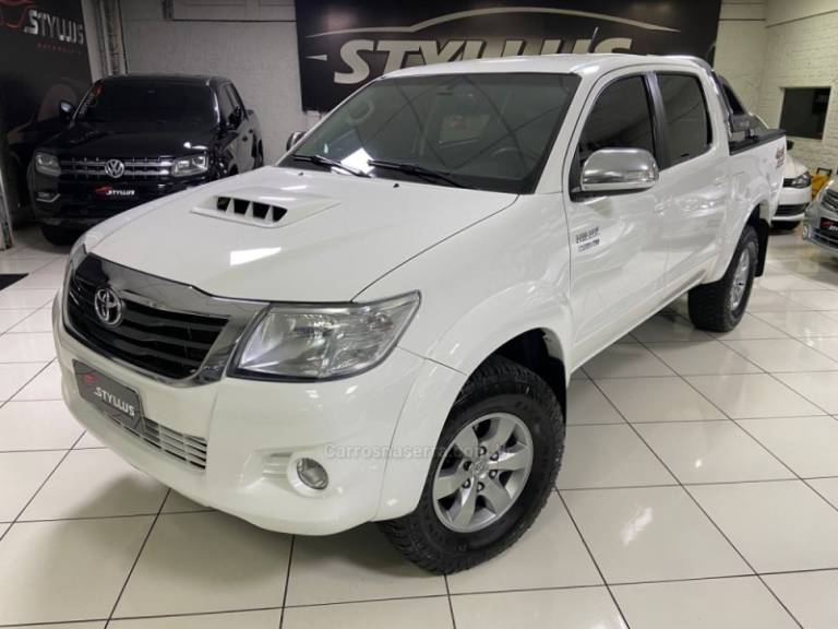 TOYOTA - HILUX - 2012/2013 - Branca - R$ 137.900,00
