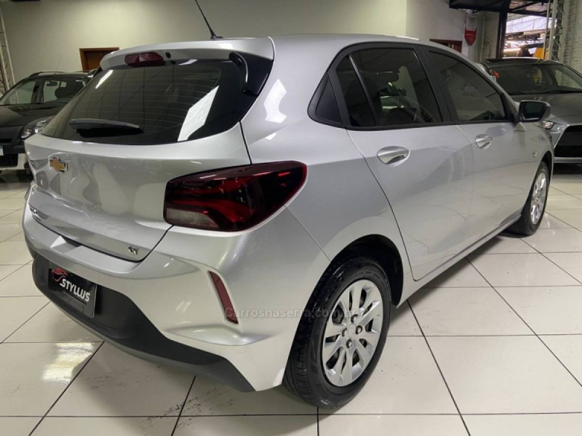 CHEVROLET - ONIX - 2021/2021 - Prata - R$ 64.900,00
