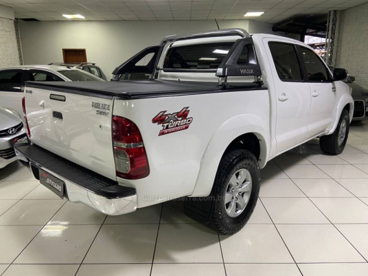 TOYOTA - HILUX - 2012/2013 - Branca - R$ 137.900,00