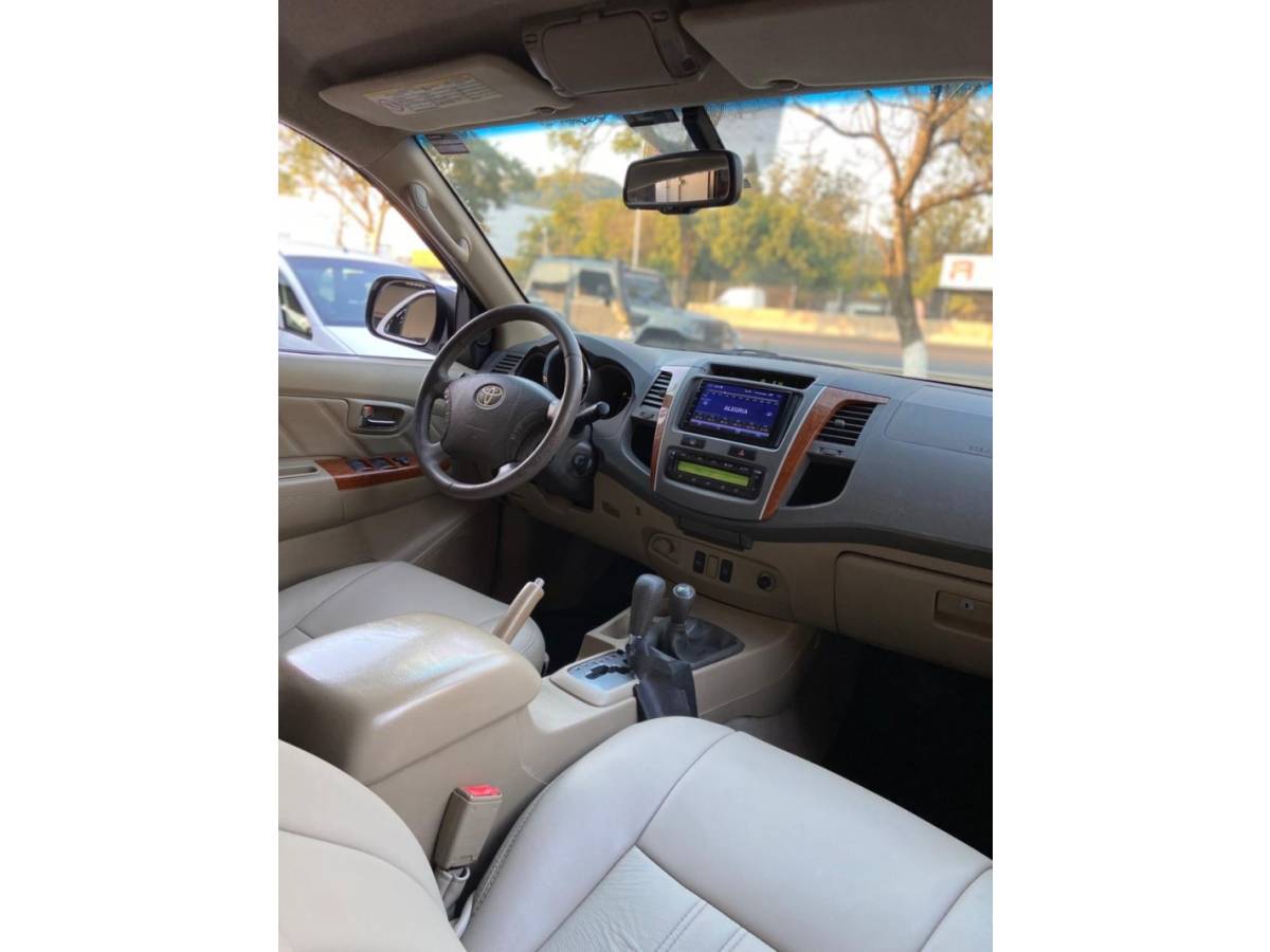 TOYOTA - HILUX SW4 - 2011/2011 - Branca - R$ 118.900,00