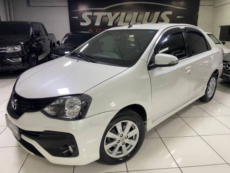 TOYOTA - ETIOS - 2018/2019 - Branca - R$ 69.900,00