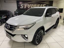 TOYOTA - HILUX SW4 - 2017/2017 - Branca - R$ 219.900,00