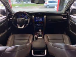 TOYOTA - HILUX SW4 - 2017/2017 - Branca - R$ 219.900,00