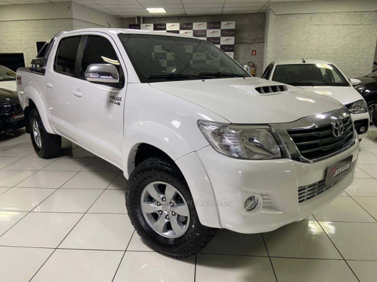 TOYOTA - HILUX - 2012/2013 - Branca - R$ 137.900,00