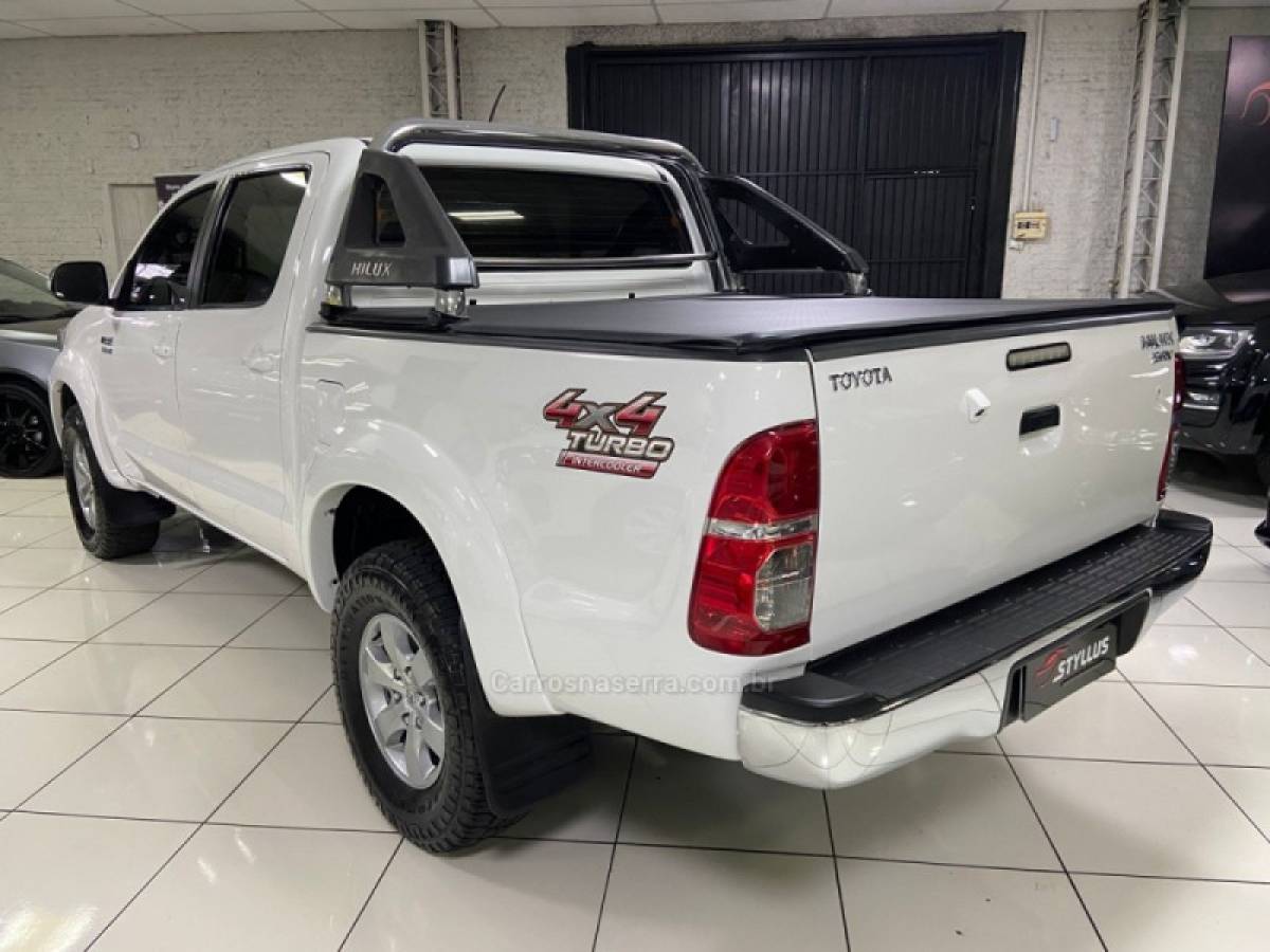 TOYOTA - HILUX - 2012/2013 - Branca - R$ 137.900,00