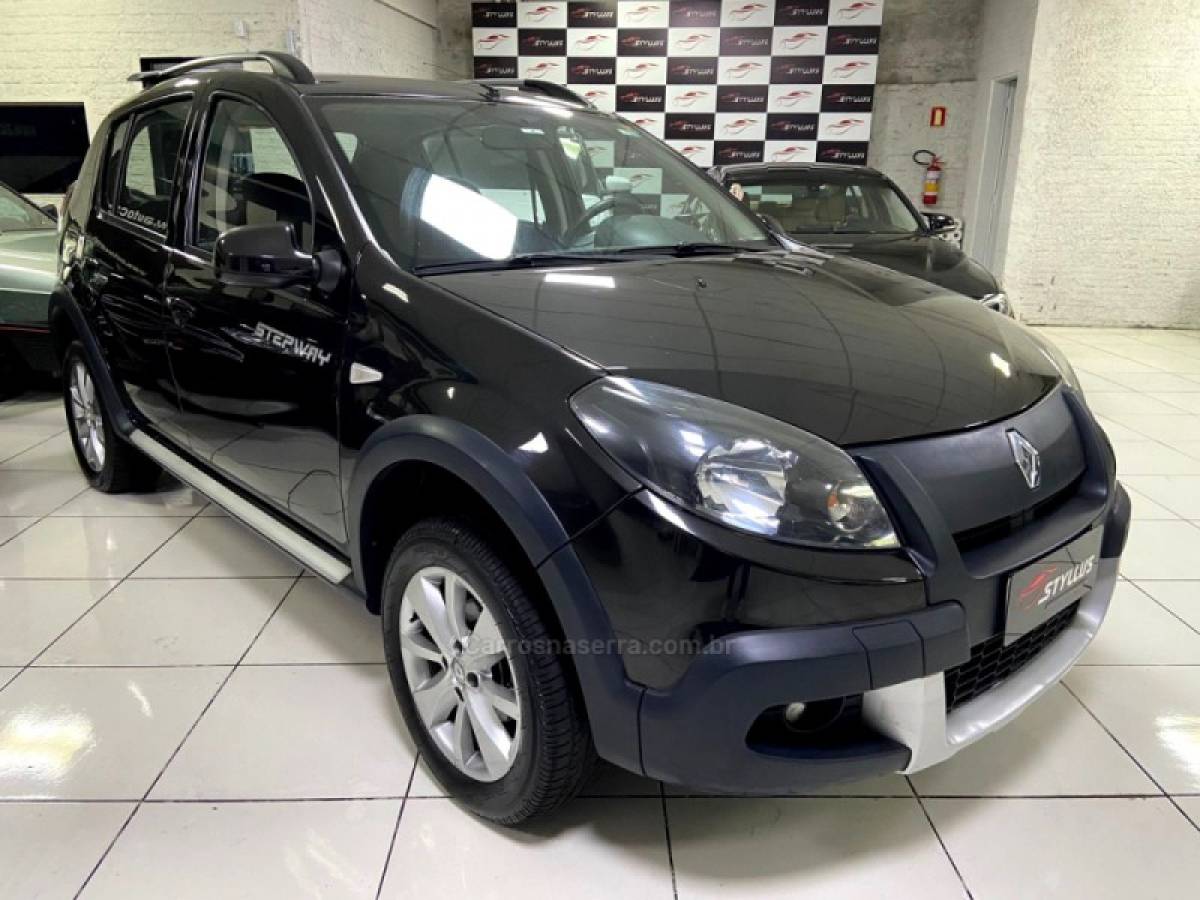 RENAULT - SANDERO - 2013/2014 - Preta - R$ 41.900,00