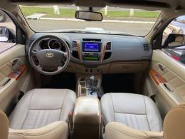 TOYOTA - HILUX SW4 - 2011/2011 - Branca - R$ 118.900,00