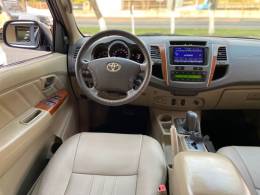TOYOTA - HILUX SW4 - 2011/2011 - Branca - R$ 118.900,00