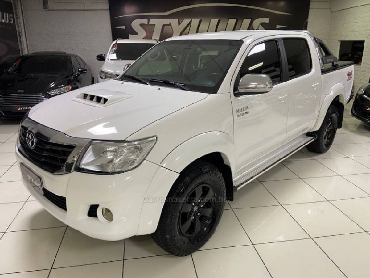 TOYOTA - HILUX - 2012/2013 - Branca - R$ 137.900,00