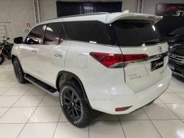 TOYOTA - HILUX SW4 - 2017/2017 - Branca - R$ 219.900,00