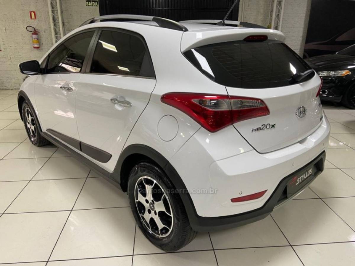 HYUNDAI - HB20X - 2013/2014 - Branca - R$ 57.900,00