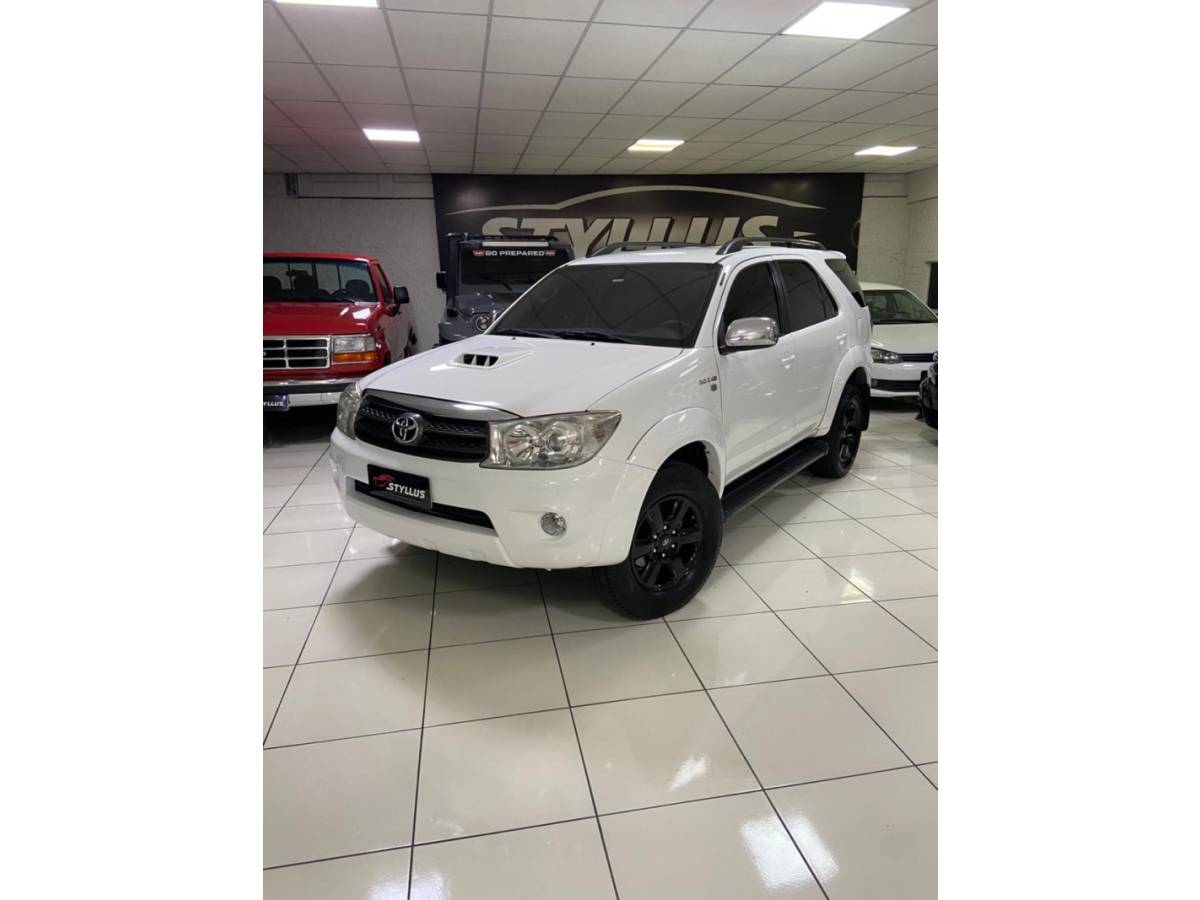 TOYOTA - HILUX SW4 - 2011/2011 - Branca - R$ 118.900,00