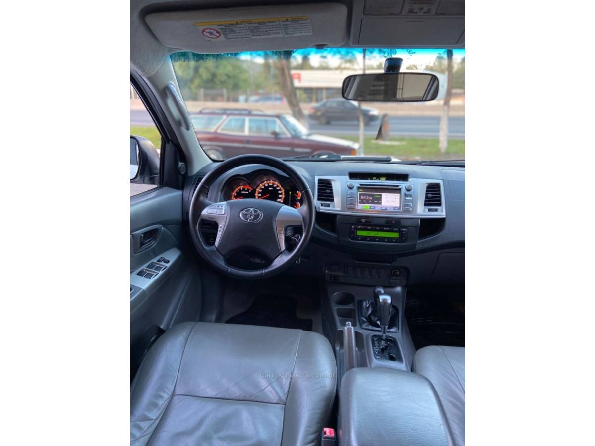 TOYOTA - HILUX - 2012/2013 - Branca - R$ 137.900,00