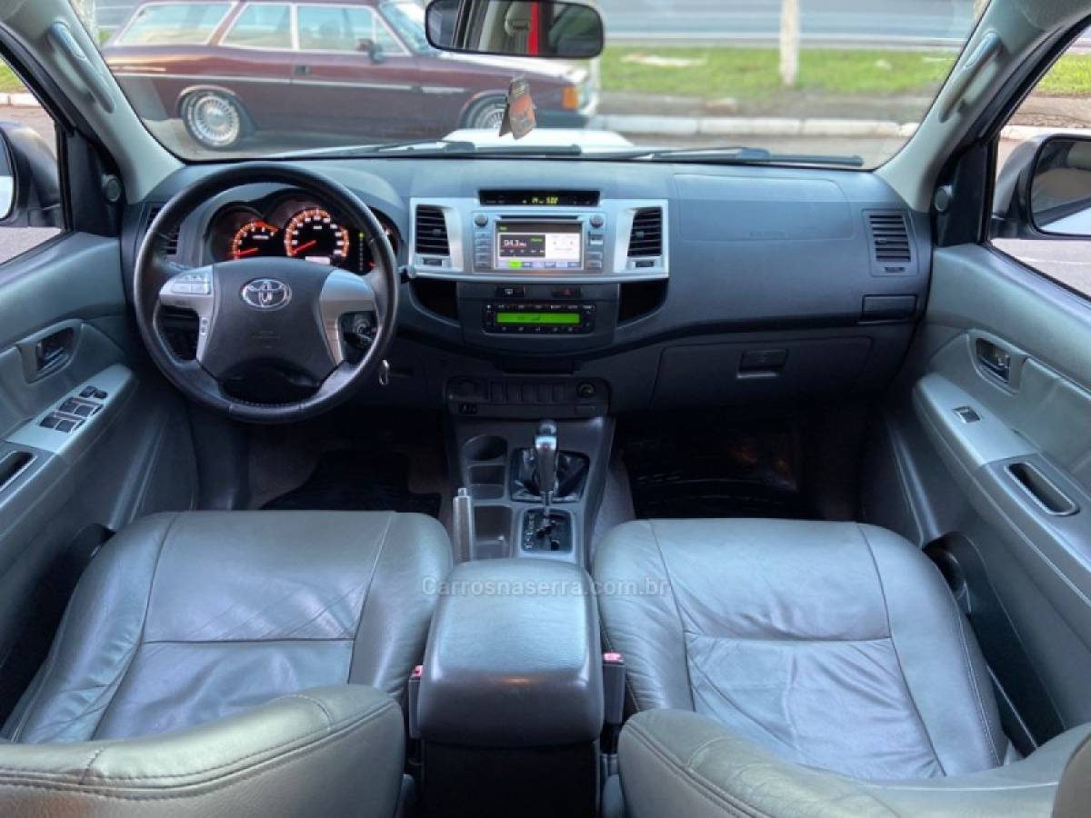 TOYOTA - HILUX - 2012/2013 - Branca - R$ 137.900,00