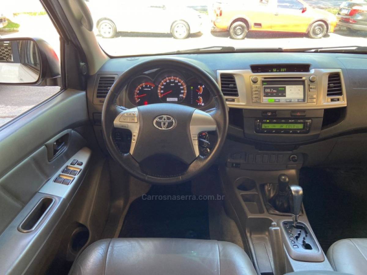 TOYOTA - HILUX - 2012/2013 - Branca - R$ 137.900,00