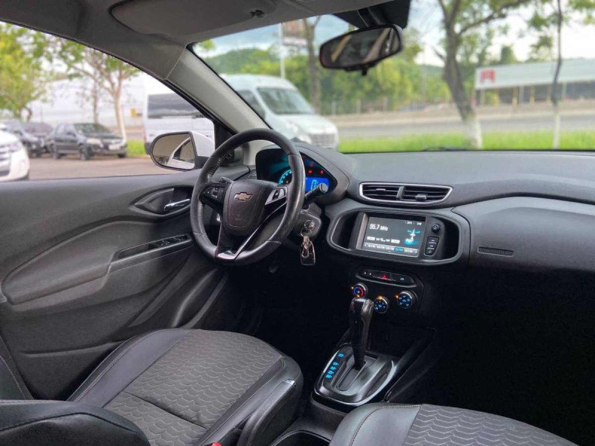 CHEVROLET - ONIX - 2017/2017 - Branca - R$ 62.900,00