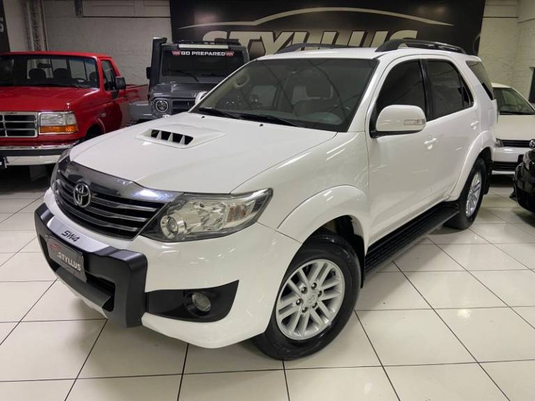 TOYOTA - HILUX SW4 - 2013/2013 - Branca - R$ 144.900,00