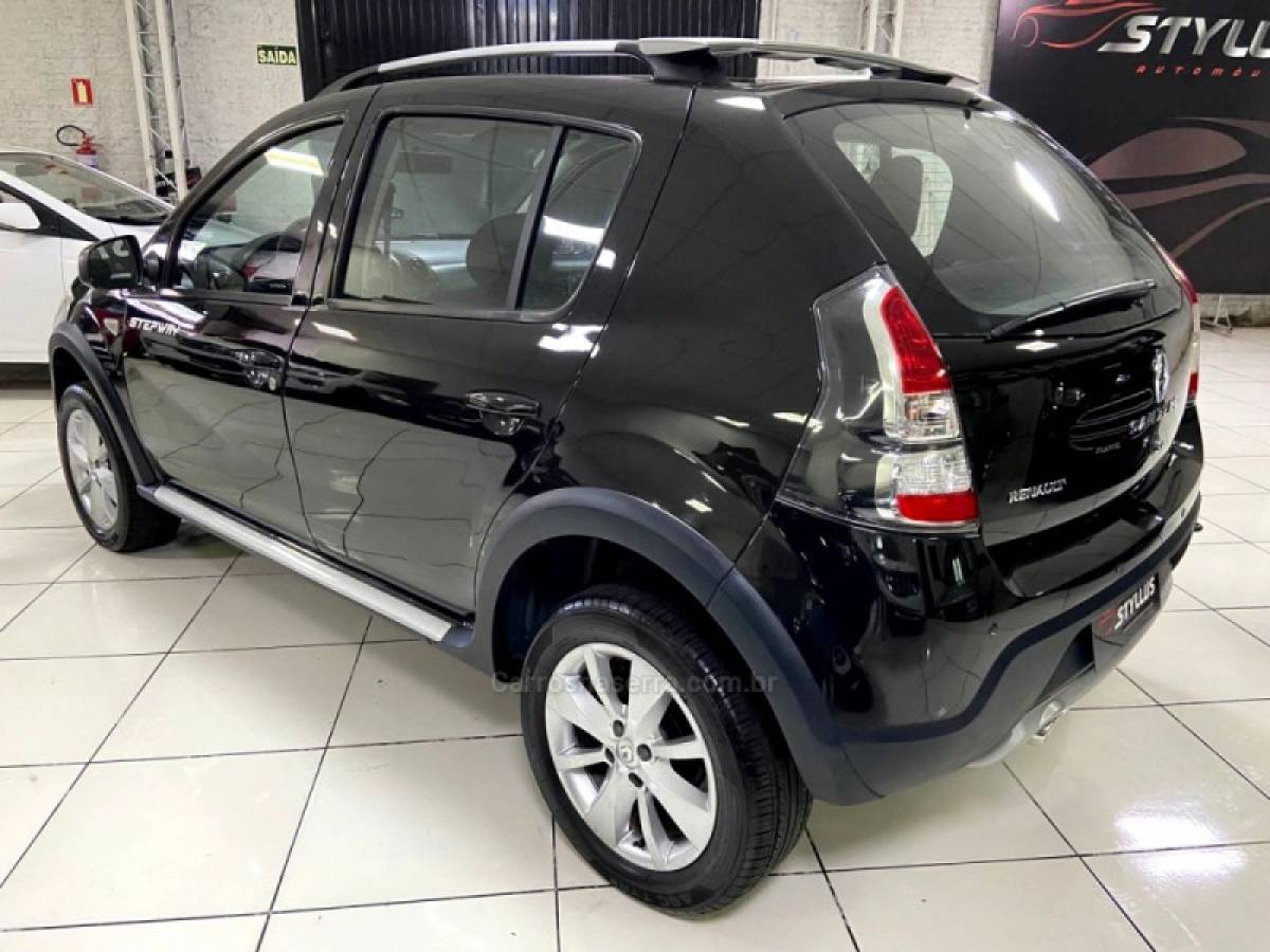 RENAULT - SANDERO - 2013/2014 - Preta - R$ 41.900,00