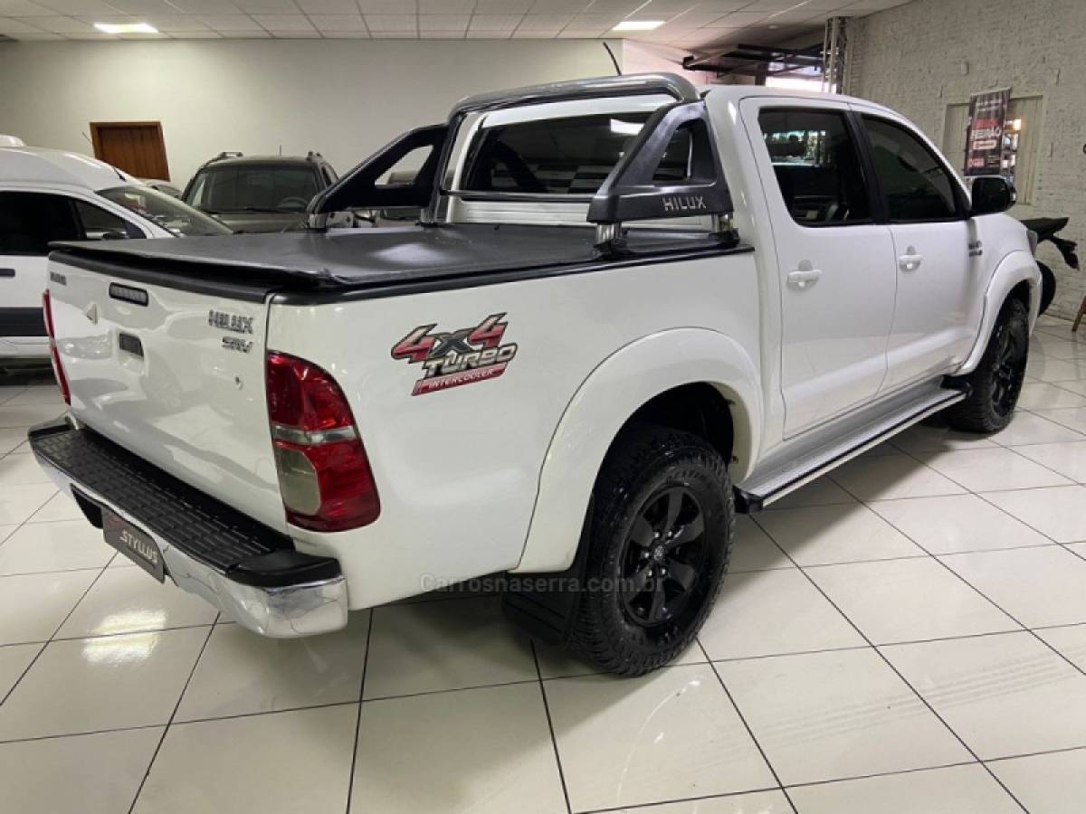 TOYOTA - HILUX - 2012/2013 - Branca - R$ 137.900,00