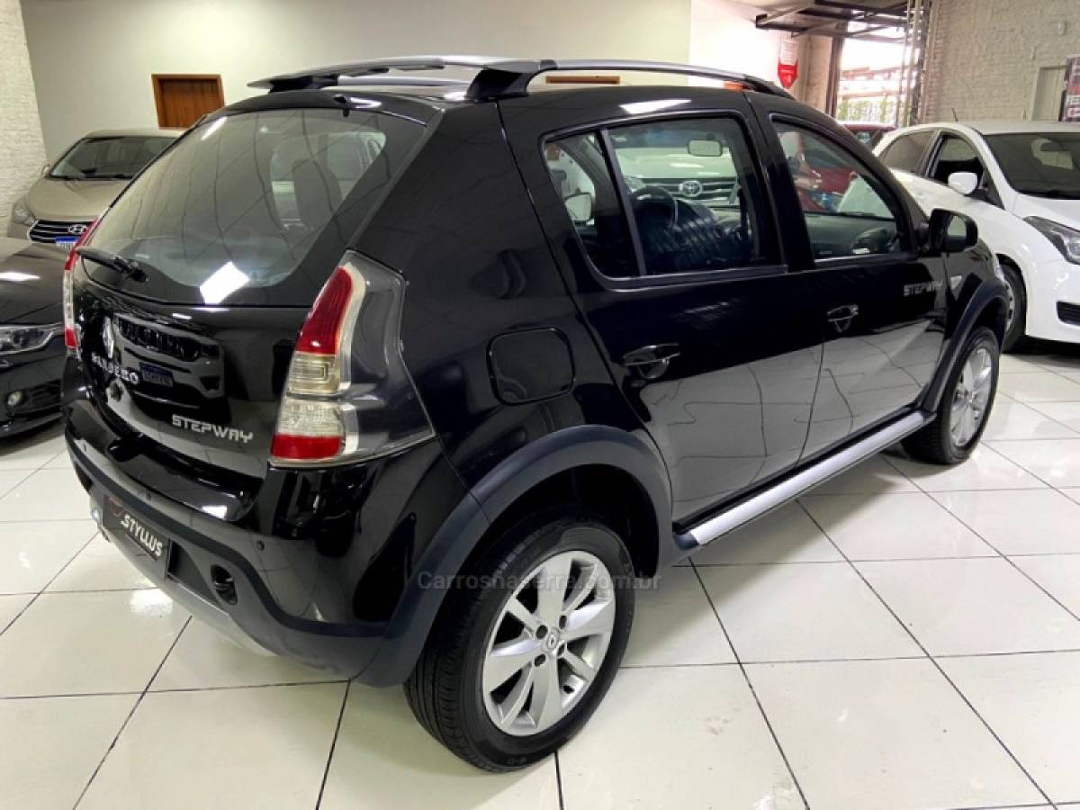 RENAULT - SANDERO - 2013/2014 - Preta - R$ 41.900,00