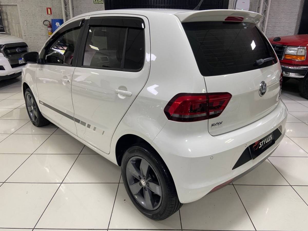 VOLKSWAGEN - FOX - 2016/2017 - Branca - R$ 57.900,00