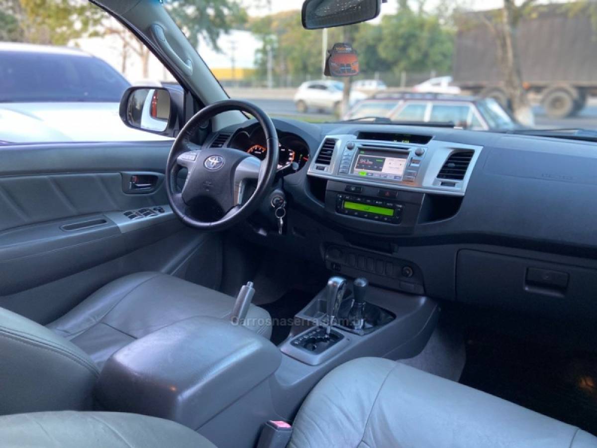 TOYOTA - HILUX - 2012/2013 - Branca - R$ 137.900,00